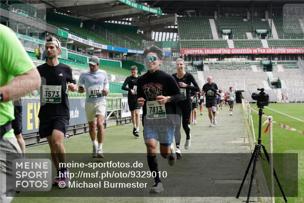 05.10.2025 - 20. swb-Marathon Bremen Michael Burmester http://msf.ph/oto/9329010 05.10.2025 12:58:14 Laufen im Stadion 90, 415, 726, 846, 963, 988, 1491, 1503, 1716, 2158, 2234, 2240, 2304, 2648, 2662, 2734, 2821, 2893, 2922, 3254, 3373, 3467, 3573, 3602, 3798, 3977, 4089, 4102, 4287, 4389, 4401, 4446, 4709, 4747, 5100, 5163, 5214, 5261, 5313, 5562, 5645, 5728, 5917, 6161, 6317, 6326, 6372, 6525, 6675, 6676, 6944, 6999, 7038, 7053, 7588, 7731, 7813, 7911, 7976, 8091, 8113, 8128, 8328, 8379, 8576, 8801, 8827, 8972, 8993, 9112, 9151, 9983, 11658, 237, 613, 820, 1317, 1382, 2522, 3396, 3591 meine-sportfotos.de