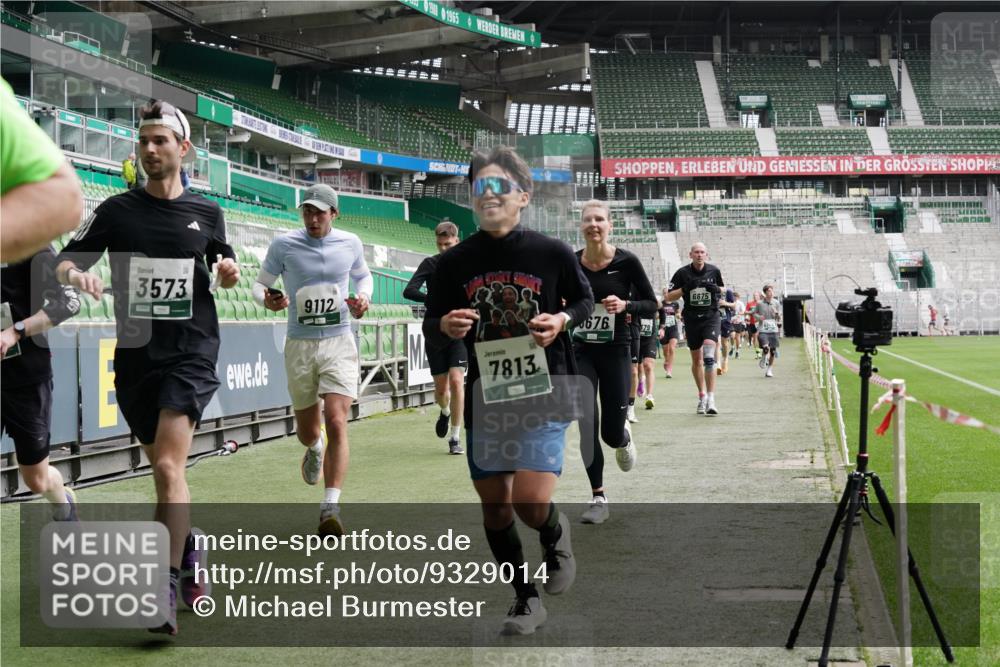 05.10.2025 - 20. swb-Marathon Bremen Michael Burmester http://msf.ph/oto/9329014 05.10.2025 12:58:14 Laufen im Stadion 90, 415, 726, 846, 963, 988, 1491, 1503, 1716, 2158, 2234, 2240, 2304, 2648, 2662, 2734, 2821, 2893, 2922, 3254, 3373, 3467, 3573, 3602, 3798, 3977, 4089, 4102, 4287, 4389, 4401, 4446, 4709, 4747, 5100, 5163, 5214, 5261, 5313, 5562, 5645, 5728, 5917, 6161, 6317, 6326, 6372, 6525, 6675, 6676, 6944, 6999, 7038, 7053, 7588, 7731, 7813, 7911, 7976, 8091, 8113, 8128, 8328, 8379, 8576, 8801, 8827, 8972, 8993, 9112, 9151, 9983, 11658, 237, 613, 820, 1317, 1382, 2522, 3396, 3591 meine-sportfotos.de