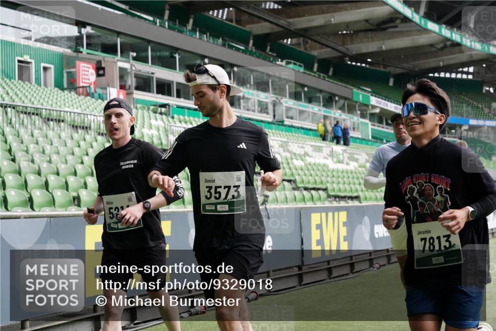 05.10.2025 - 20. swb-Marathon Bremen Michael Burmester http://msf.ph/oto/9329018 05.10.2025 12:58:14 Laufen im Stadion 90, 415, 726, 846, 963, 988, 1491, 1503, 1716, 2158, 2234, 2240, 2304, 2648, 2662, 2734, 2821, 2893, 2922, 3254, 3373, 3467, 3573, 3602, 3798, 3977, 4089, 4102, 4287, 4389, 4401, 4446, 4709, 4747, 5100, 5163, 5214, 5261, 5313, 5562, 5645, 5728, 5917, 6161, 6317, 6326, 6372, 6525, 6675, 6676, 6944, 6999, 7038, 7053, 7588, 7731, 7813, 7911, 7976, 8091, 8113, 8128, 8328, 8379, 8576, 8801, 8827, 8972, 8993, 9112, 9151, 9983, 11658, 237, 613, 820, 1317, 1382, 2522, 3396, 3591 meine-sportfotos.de