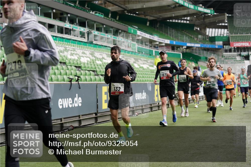 05.10.2025 - 20. swb-Marathon Bremen Michael Burmester http://msf.ph/oto/9329054 05.10.2025 12:54:22 Laufen im Stadion 53, 89, 132, 250, 289, 368, 458, 496, 504, 507, 524, 756, 950, 1020, 1165, 1308, 1428, 1460, 1489, 1517, 1543, 1608, 1690, 1729, 1736, 1873, 1896, 1897, 1943, 1976, 2024, 2274, 2573, 2841, 2871, 3193, 3212, 3224, 3359, 3436, 3703, 3913, 4595, 4611, 4837, 4949, 4958, 5022, 5024, 5206, 5576, 5666, 5869, 5978, 6244, 6348, 6359, 6583, 6683, 6853, 7232, 7279, 7494, 7508, 7814, 7835, 7928, 7986, 8511, 8611, 8653, 8737, 869, 1538, 7255, 8709 meine-sportfotos.de