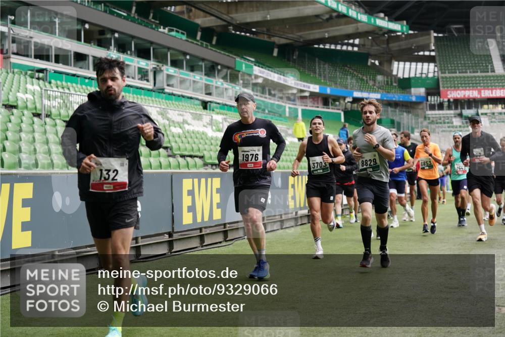 05.10.2025 - 20. swb-Marathon Bremen Michael Burmester http://msf.ph/oto/9329066 05.10.2025 12:54:23 Laufen im Stadion 53, 89, 132, 250, 289, 368, 458, 496, 504, 507, 524, 756, 950, 1020, 1165, 1308, 1428, 1460, 1489, 1517, 1543, 1608, 1690, 1729, 1736, 1873, 1896, 1897, 1943, 1976, 2024, 2180, 2274, 2573, 2767, 2841, 2871, 3193, 3212, 3224, 3359, 3436, 3703, 3913, 4595, 4611, 4837, 4949, 4958, 5022, 5024, 5206, 5576, 5666, 5869, 5978, 6244, 6348, 6359, 6583, 6683, 6853, 7232, 7279, 7494, 7508, 7814, 7835, 7928, 7986, 8511, 8611, 8653, 8737, 869, 1538, 7255, 8709 meine-sportfotos.de