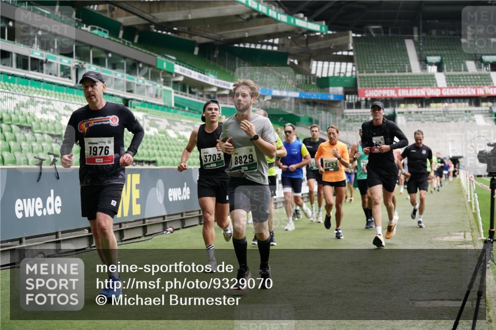 05.10.2025 - 20. swb-Marathon Bremen Michael Burmester http://msf.ph/oto/9329070 05.10.2025 12:54:23 Laufen im Stadion 53, 89, 132, 250, 289, 368, 458, 496, 504, 507, 524, 756, 950, 1020, 1165, 1308, 1428, 1460, 1489, 1517, 1543, 1608, 1690, 1729, 1736, 1873, 1896, 1897, 1943, 1976, 2024, 2180, 2274, 2573, 2767, 2841, 2871, 3193, 3212, 3224, 3359, 3436, 3703, 3913, 4595, 4611, 4837, 4949, 4958, 5022, 5024, 5206, 5576, 5666, 5869, 5978, 6244, 6348, 6359, 6583, 6683, 6853, 7232, 7279, 7494, 7508, 7814, 7835, 7928, 7986, 8511, 8611, 8653, 8737, 869, 1538, 7255, 8709 meine-sportfotos.de
