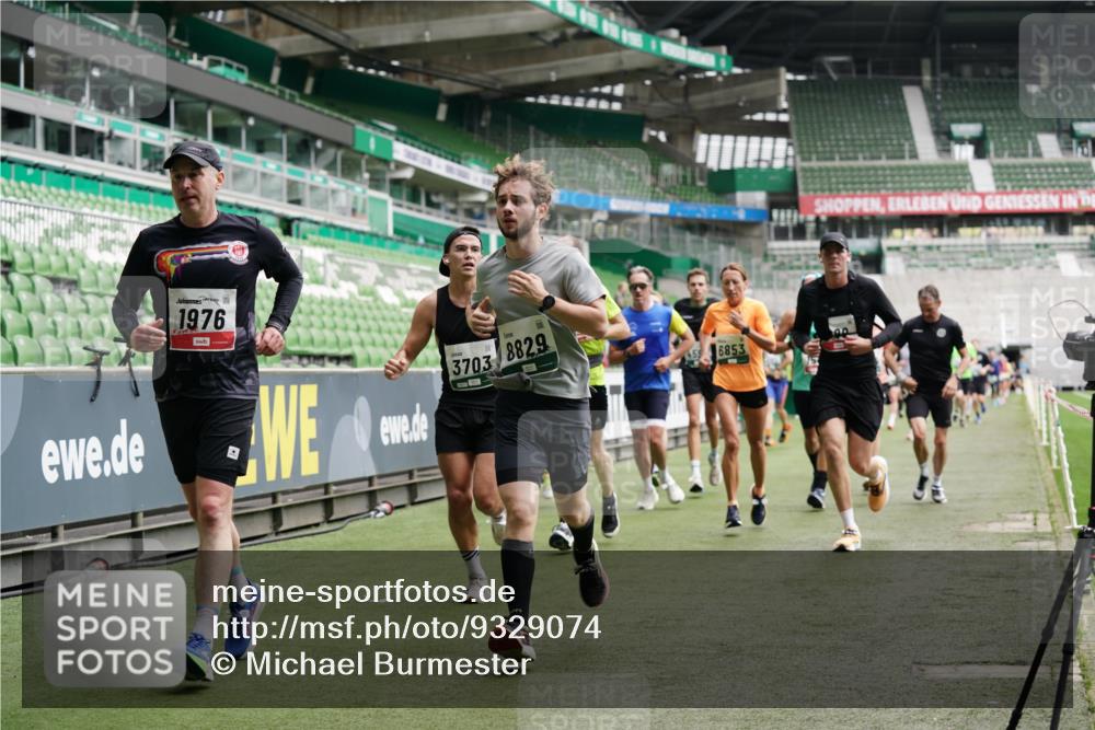 05.10.2025 - 20. swb-Marathon Bremen Michael Burmester http://msf.ph/oto/9329074 05.10.2025 12:54:23 Laufen im Stadion 53, 89, 132, 250, 289, 368, 458, 496, 504, 507, 524, 756, 950, 1020, 1165, 1308, 1428, 1460, 1489, 1517, 1543, 1608, 1690, 1729, 1736, 1873, 1896, 1897, 1943, 1976, 2024, 2180, 2274, 2573, 2767, 2841, 2871, 3193, 3212, 3224, 3359, 3436, 3703, 3913, 4595, 4611, 4837, 4949, 4958, 5022, 5024, 5206, 5576, 5666, 5869, 5978, 6244, 6348, 6359, 6583, 6683, 6853, 7232, 7279, 7494, 7508, 7814, 7835, 7928, 7986, 8511, 8611, 8653, 8737, 869, 1538, 7255, 8709 meine-sportfotos.de