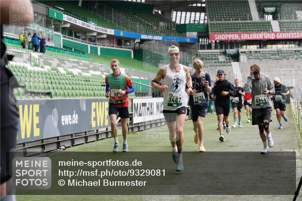 05.10.2025 - 20. swb-Marathon Bremen Michael Burmester http://msf.ph/oto/9329081 05.10.2025 12:58:20 Laufen im Stadion 90, 415, 726, 846, 963, 988, 1503, 1619, 1716, 2158, 2234, 2240, 2648, 2662, 2734, 2821, 2893, 2922, 3252, 3254, 3373, 3467, 3573, 3602, 3977, 4102, 4287, 4389, 4401, 4446, 4709, 4747, 4783, 5163, 5214, 5261, 5313, 5562, 5645, 5728, 5917, 6113, 6161, 6317, 6326, 6372, 6525, 6672, 6675, 6676, 6944, 6999, 7038, 7053, 7588, 7731, 7813, 7911, 7976, 8091, 8113, 8328, 8379, 8576, 8827, 8972, 9112, 9151, 11658, 237, 613, 820, 1317, 1491, 2304, 2522, 3396, 3591, 7911, 8128 meine-sportfotos.de