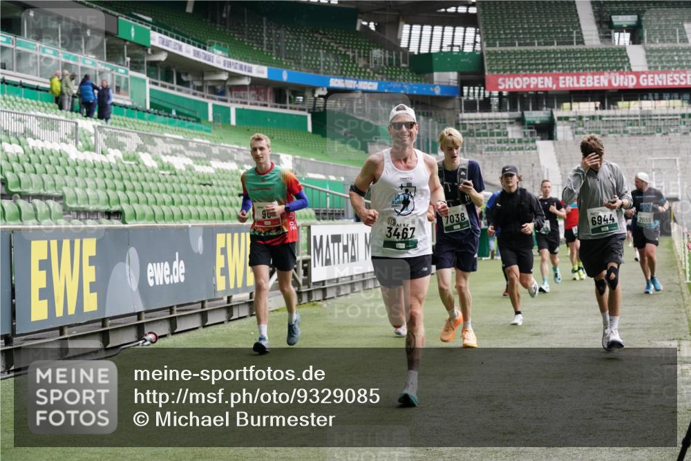 05.10.2025 - 20. swb-Marathon Bremen Michael Burmester http://msf.ph/oto/9329085 05.10.2025 12:58:20 Laufen im Stadion 90, 415, 726, 846, 963, 988, 1503, 1619, 1716, 2158, 2234, 2240, 2648, 2662, 2734, 2821, 2893, 2922, 3252, 3254, 3373, 3467, 3573, 3602, 3977, 4102, 4287, 4389, 4401, 4446, 4709, 4747, 4783, 5163, 5214, 5261, 5313, 5562, 5645, 5728, 5917, 6113, 6161, 6317, 6326, 6372, 6525, 6672, 6675, 6676, 6944, 6999, 7038, 7053, 7588, 7731, 7813, 7911, 7976, 8091, 8113, 8328, 8379, 8576, 8827, 8972, 9112, 9151, 11658, 237, 613, 820, 1317, 1491, 2304, 2522, 3396, 3591, 7911, 8128 meine-sportfotos.de