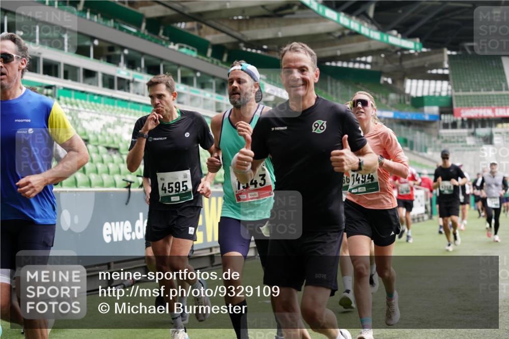 05.10.2025 - 20. swb-Marathon Bremen Michael Burmester http://msf.ph/oto/9329109 05.10.2025 12:54:27 Laufen im Stadion 53, 89, 132, 250, 289, 368, 458, 496, 504, 507, 524, 756, 950, 1020, 1165, 1308, 1428, 1460, 1474, 1489, 1517, 1543, 1608, 1690, 1729, 1736, 1873, 1896, 1897, 1943, 1976, 2024, 2180, 2265, 2274, 2573, 2767, 2841, 3193, 3212, 3224, 3359, 3436, 3531, 3703, 3913, 4257, 4595, 4611, 4837, 4949, 4958, 5022, 5024, 5206, 5452, 5576, 5666, 5869, 5978, 6244, 6348, 6359, 6583, 6683, 6853, 7232, 7279, 7494, 7508, 7814, 7835, 7928, 7986, 8511, 8611, 8642, 8653, 8737 meine-sportfotos.de