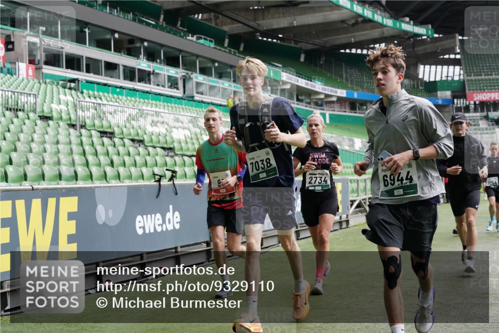 05.10.2025 - 20. swb-Marathon Bremen Michael Burmester http://msf.ph/oto/9329110 05.10.2025 12:58:23 Laufen im Stadion 90, 415, 726, 846, 963, 988, 1503, 1619, 1716, 2158, 2234, 2240, 2648, 2662, 2734, 2821, 2893, 2922, 3252, 3254, 3373, 3467, 3573, 3602, 3615, 4102, 4287, 4389, 4401, 4446, 4522, 4709, 4747, 4783, 5163, 5214, 5261, 5313, 5562, 5645, 5728, 5878, 5917, 6113, 6161, 6317, 6326, 6372, 6525, 6672, 6675, 6676, 6944, 6999, 7038, 7053, 7588, 7813, 7976, 8091, 8113, 8328, 8379, 8576, 8827, 8972, 9112, 9151, 820, 1317, 1491, 2304, 3396, 3977, 7731, 7911, 8128 meine-sportfotos.de
