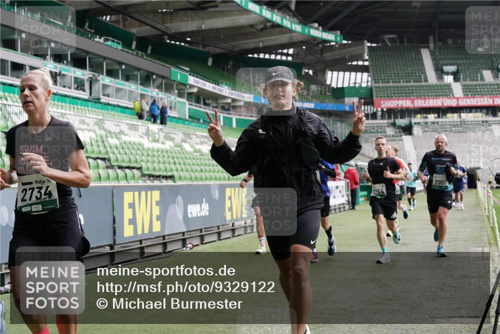 05.10.2025 - 20. swb-Marathon Bremen Michael Burmester http://msf.ph/oto/9329122 05.10.2025 12:58:24 Laufen im Stadion 90, 415, 726, 846, 963, 988, 1503, 1619, 1716, 2158, 2234, 2240, 2648, 2662, 2734, 2821, 2893, 2922, 3252, 3254, 3373, 3467, 3573, 3602, 3615, 4102, 4287, 4389, 4401, 4446, 4522, 4709, 4747, 4783, 5163, 5214, 5261, 5313, 5562, 5645, 5728, 5878, 5917, 6113, 6161, 6317, 6326, 6372, 6525, 6672, 6675, 6676, 6944, 6999, 7038, 7053, 7588, 7813, 7976, 8091, 8113, 8328, 8379, 8576, 8827, 8972, 9112, 9151, 820, 1317, 1491, 2304, 3396, 3977, 7731, 7911, 8128 meine-sportfotos.de