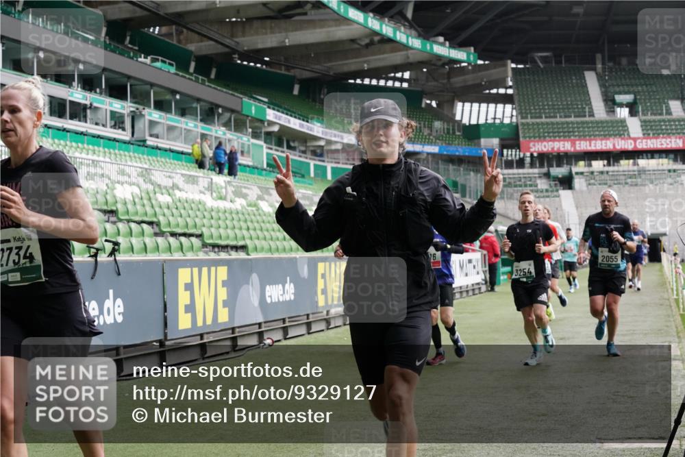 05.10.2025 - 20. swb-Marathon Bremen Michael Burmester http://msf.ph/oto/9329127 05.10.2025 12:58:25 Laufen im Stadion 90, 415, 726, 846, 963, 988, 1503, 1619, 1716, 2158, 2234, 2240, 2648, 2662, 2734, 2821, 2893, 2922, 3252, 3254, 3373, 3467, 3573, 3602, 3615, 4102, 4287, 4389, 4401, 4446, 4522, 4709, 4747, 4783, 5163, 5214, 5261, 5313, 5562, 5645, 5728, 5878, 5917, 6113, 6161, 6317, 6326, 6525, 6672, 6675, 6676, 6944, 6999, 7038, 7053, 7588, 7813, 7976, 8091, 8113, 8328, 8379, 8576, 8827, 8972, 9112, 9151, 1317, 1491, 2234, 2304, 3396, 3977, 7731, 7911, 8128 meine-sportfotos.de