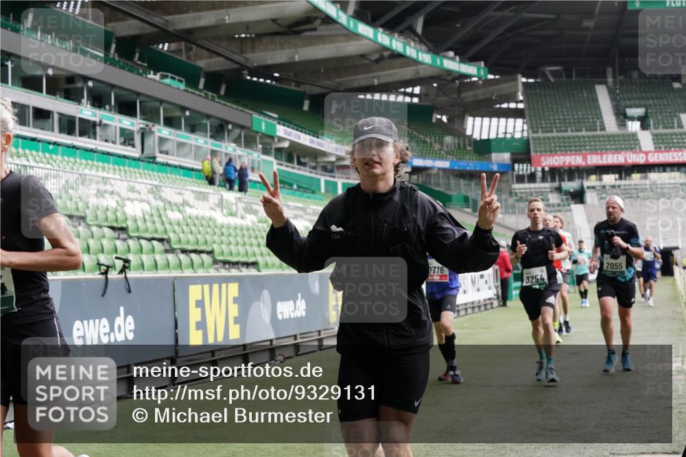 05.10.2025 - 20. swb-Marathon Bremen Michael Burmester http://msf.ph/oto/9329131 05.10.2025 12:58:25 Laufen im Stadion 90, 415, 726, 846, 963, 988, 1503, 1619, 1716, 2158, 2234, 2240, 2648, 2662, 2734, 2821, 2893, 2922, 3252, 3254, 3373, 3467, 3573, 3602, 3615, 4102, 4287, 4389, 4401, 4446, 4522, 4709, 4747, 4783, 5163, 5214, 5261, 5313, 5562, 5645, 5728, 5878, 5917, 6113, 6161, 6317, 6326, 6525, 6672, 6675, 6676, 6944, 6999, 7038, 7053, 7588, 7813, 7976, 8091, 8113, 8328, 8379, 8576, 8827, 8972, 9112, 9151, 1317, 1491, 2234, 2304, 3396, 3977, 7731, 7911, 8128 meine-sportfotos.de