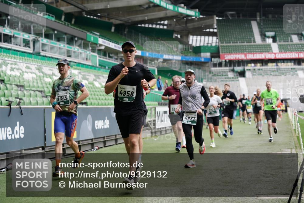 05.10.2025 - 20. swb-Marathon Bremen Michael Burmester http://msf.ph/oto/9329132 05.10.2025 12:54:30 Laufen im Stadion 53, 82, 89, 104, 132, 250, 289, 368, 417, 458, 496, 504, 507, 524, 756, 950, 1165, 1308, 1460, 1474, 1483, 1489, 1517, 1543, 1608, 1690, 1721, 1729, 1736, 1873, 1896, 1897, 1976, 2024, 2180, 2265, 2274, 2573, 2767, 2841, 3069, 3193, 3212, 3224, 3359, 3436, 3531, 3703, 3848, 3913, 4257, 4595, 4611, 4837, 4949, 4958, 5022, 5024, 5206, 5452, 5576, 5666, 5869, 5978, 6244, 6348, 6359, 6583, 6683, 6853, 7232, 7279, 7494, 7508, 7814, 7928, 7986, 8511, 8611, 8642, 8653, 8737, 89, 368 meine-sportfotos.de