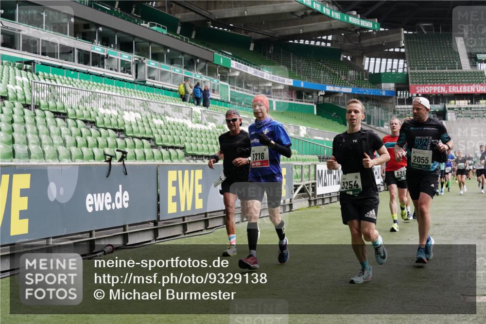 05.10.2025 - 20. swb-Marathon Bremen Michael Burmester http://msf.ph/oto/9329138 05.10.2025 12:58:26 Laufen im Stadion 90, 415, 726, 846, 963, 988, 1503, 1619, 1716, 2158, 2240, 2648, 2662, 2734, 2821, 2893, 2922, 3252, 3254, 3373, 3467, 3573, 3602, 3615, 3791, 4102, 4287, 4389, 4401, 4446, 4522, 4709, 4747, 4783, 5163, 5214, 5261, 5313, 5562, 5645, 5728, 5878, 5917, 6113, 6161, 6317, 6326, 6525, 6672, 6675, 6676, 6944, 6999, 7038, 7053, 7588, 7813, 7976, 8091, 8113, 8328, 8379, 8576, 8827, 8972, 9112, 9151, 1317, 1491, 2234, 2304, 3396, 3977, 7731, 7911, 8128 meine-sportfotos.de