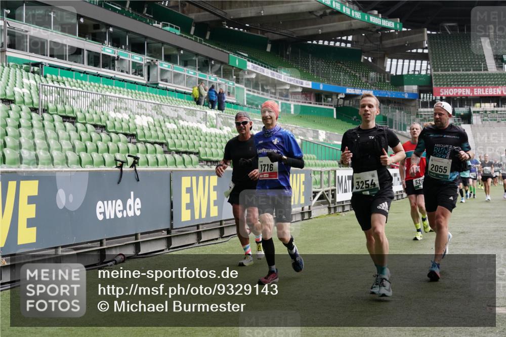 05.10.2025 - 20. swb-Marathon Bremen Michael Burmester http://msf.ph/oto/9329143 05.10.2025 12:58:26 Laufen im Stadion 90, 415, 726, 846, 963, 988, 1503, 1619, 1716, 2158, 2240, 2648, 2662, 2734, 2821, 2893, 2922, 3252, 3254, 3373, 3467, 3573, 3602, 3615, 3791, 4102, 4287, 4389, 4401, 4446, 4522, 4709, 4747, 4783, 5163, 5214, 5261, 5313, 5562, 5645, 5728, 5878, 5917, 6113, 6161, 6317, 6326, 6525, 6672, 6675, 6676, 6944, 6999, 7038, 7053, 7588, 7813, 7976, 8091, 8113, 8328, 8379, 8576, 8827, 8972, 9112, 9151, 1317, 1491, 2234, 2304, 3396, 3977, 7731, 7911, 8128 meine-sportfotos.de
