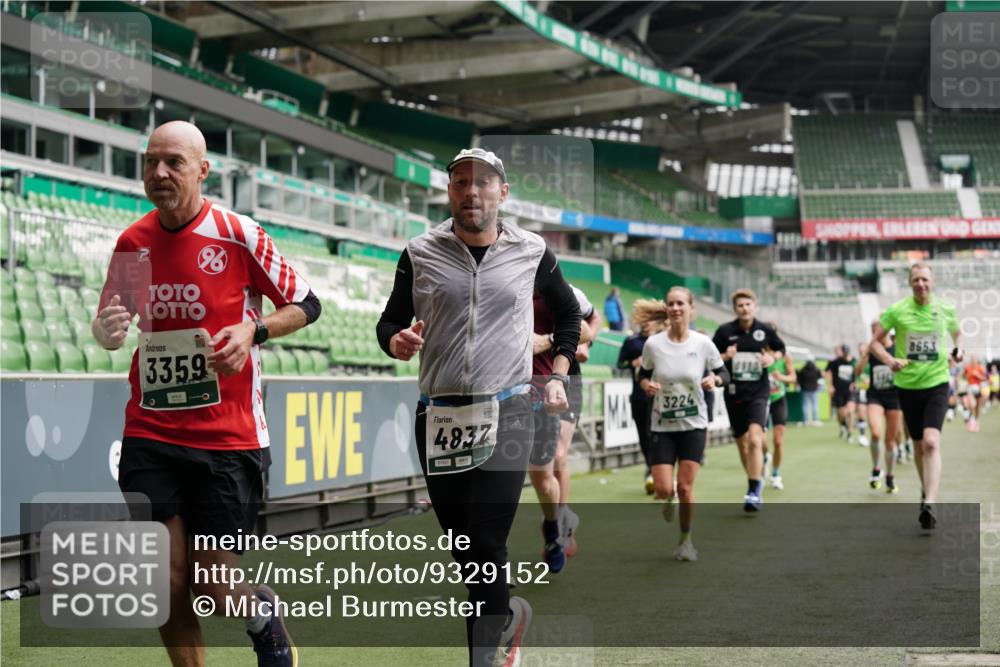 05.10.2025 - 20. swb-Marathon Bremen Michael Burmester http://msf.ph/oto/9329152 05.10.2025 12:54:32 Laufen im Stadion 53, 82, 104, 132, 250, 289, 417, 504, 507, 524, 756, 950, 1165, 1308, 1460, 1474, 1483, 1517, 1543, 1608, 1690, 1721, 1729, 1736, 1873, 1896, 1897, 1976, 2024, 2180, 2265, 2274, 2573, 2767, 2841, 3069, 3193, 3212, 3224, 3359, 3436, 3531, 3703, 3848, 3913, 4257, 4595, 4611, 4837, 4949, 4958, 5022, 5024, 5206, 5452, 5576, 5666, 5869, 5978, 6244, 6359, 6583, 6683, 6853, 7232, 7279, 7494, 7508, 7814, 7928, 7986, 8511, 8611, 8642, 8653, 8737, 89, 368, 458, 1460, 1489 meine-sportfotos.de