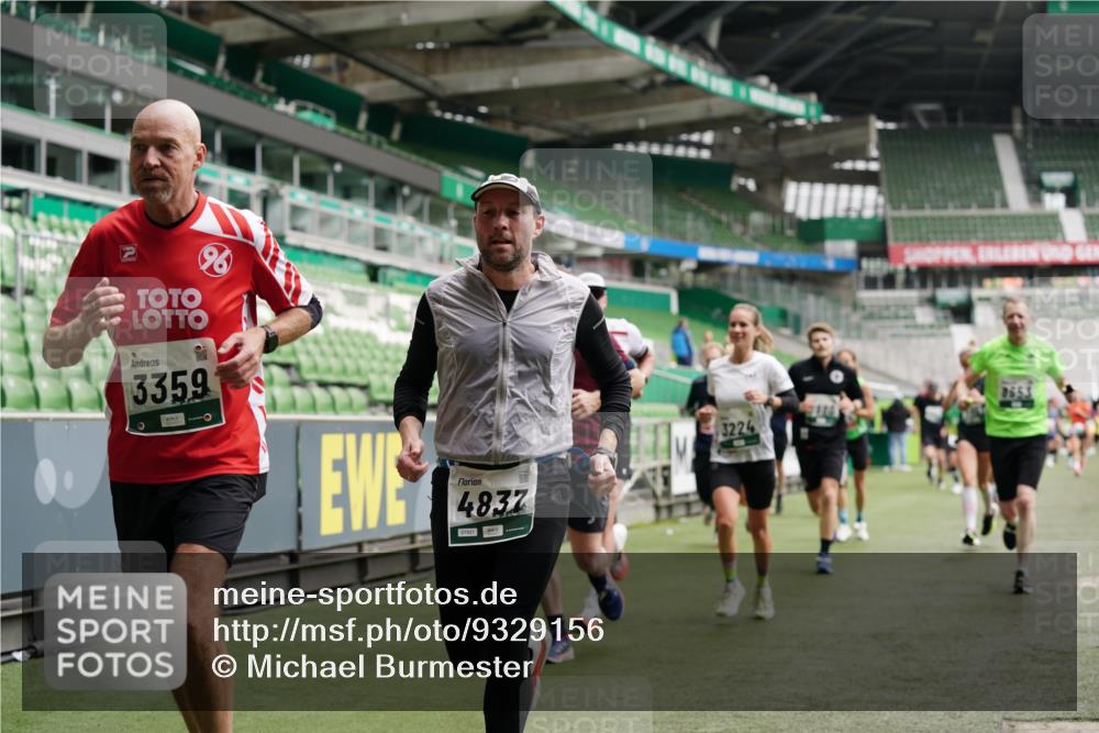 05.10.2025 - 20. swb-Marathon Bremen Michael Burmester http://msf.ph/oto/9329156 05.10.2025 12:54:32 Laufen im Stadion 53, 82, 104, 132, 250, 289, 417, 504, 507, 524, 756, 950, 1165, 1308, 1460, 1474, 1483, 1517, 1543, 1608, 1690, 1721, 1729, 1736, 1873, 1896, 1897, 1976, 2024, 2180, 2265, 2274, 2573, 2767, 2841, 3069, 3193, 3212, 3224, 3359, 3436, 3531, 3703, 3848, 3913, 4257, 4595, 4611, 4837, 4949, 4958, 5022, 5024, 5206, 5452, 5576, 5666, 5869, 5978, 6244, 6359, 6583, 6683, 6853, 7232, 7279, 7494, 7508, 7814, 7928, 7986, 8511, 8611, 8642, 8653, 8737, 89, 368, 458, 1460, 1489 meine-sportfotos.de