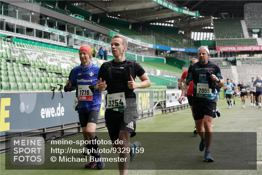 05.10.2025 - 20. swb-Marathon Bremen Michael Burmester http://msf.ph/oto/9329159 05.10.2025 12:58:27 Laufen im Stadion 90, 415, 726, 846, 963, 988, 1503, 1619, 1716, 2158, 2240, 2648, 2662, 2734, 2821, 2893, 2922, 3252, 3254, 3373, 3467, 3573, 3602, 3615, 3791, 4102, 4287, 4389, 4401, 4446, 4522, 4709, 4747, 4783, 5163, 5214, 5261, 5313, 5562, 5645, 5728, 5878, 5917, 6007, 6113, 6161, 6317, 6326, 6525, 6672, 6675, 6676, 6944, 6999, 7038, 7053, 7588, 7813, 7976, 8091, 8113, 8328, 8379, 8576, 8827, 8972, 9112, 9151, 415, 1317, 1491, 2234, 2304, 3396, 3977, 7731, 7911, 8128 meine-sportfotos.de