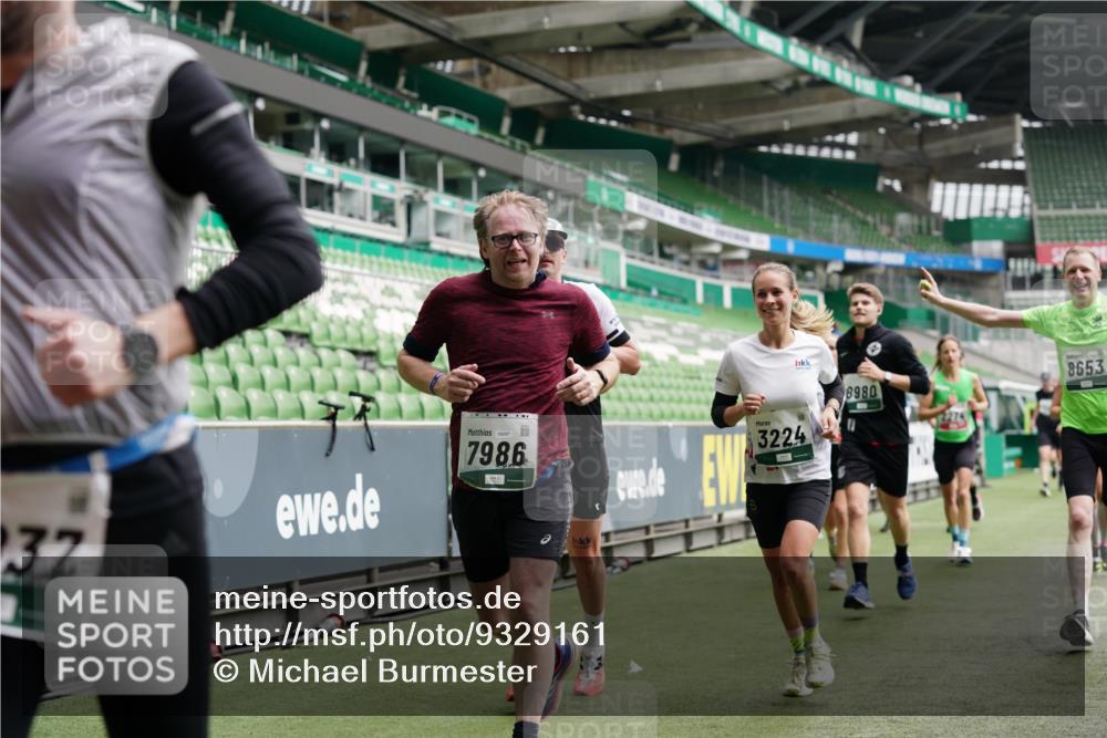 05.10.2025 - 20. swb-Marathon Bremen Michael Burmester http://msf.ph/oto/9329161 05.10.2025 12:54:33 Laufen im Stadion 53, 82, 104, 132, 250, 289, 319, 417, 504, 507, 524, 756, 950, 1165, 1308, 1474, 1483, 1517, 1543, 1608, 1690, 1721, 1729, 1736, 1873, 1896, 1897, 1945, 1976, 2024, 2180, 2265, 2274, 2573, 2767, 2841, 3069, 3193, 3212, 3224, 3359, 3436, 3531, 3703, 3848, 3913, 4257, 4595, 4611, 4837, 4949, 4958, 5022, 5024, 5206, 5452, 5666, 5869, 5978, 6244, 6359, 6583, 6683, 6853, 7232, 7279, 7494, 7508, 7814, 7928, 7986, 8511, 8611, 8642, 8653, 8737, 89, 368, 458, 1460, 1489 meine-sportfotos.de