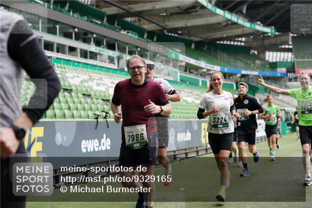 05.10.2025 - 20. swb-Marathon Bremen Michael Burmester http://msf.ph/oto/9329165 05.10.2025 12:54:33 Laufen im Stadion 53, 82, 104, 132, 250, 289, 319, 417, 504, 507, 524, 756, 950, 1165, 1308, 1474, 1483, 1517, 1543, 1608, 1690, 1721, 1729, 1736, 1873, 1896, 1897, 1945, 1976, 2024, 2180, 2265, 2274, 2573, 2767, 2841, 3069, 3193, 3212, 3224, 3359, 3436, 3531, 3703, 3848, 3913, 4257, 4595, 4611, 4837, 4949, 4958, 5022, 5024, 5206, 5452, 5666, 5869, 5978, 6244, 6359, 6583, 6683, 6853, 7232, 7279, 7494, 7508, 7814, 7928, 7986, 8511, 8611, 8642, 8653, 8737, 89, 368, 458, 1460, 1489 meine-sportfotos.de