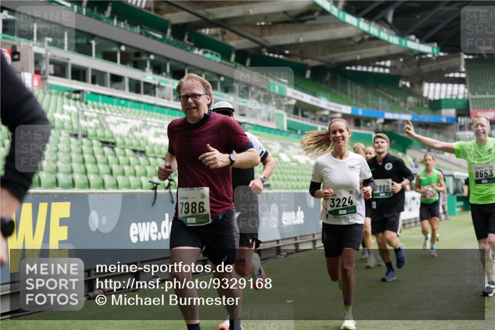05.10.2025 - 20. swb-Marathon Bremen Michael Burmester http://msf.ph/oto/9329168 05.10.2025 12:54:33 Laufen im Stadion 53, 82, 104, 132, 250, 289, 319, 417, 504, 507, 524, 756, 950, 1165, 1308, 1474, 1483, 1517, 1543, 1608, 1690, 1721, 1729, 1736, 1873, 1896, 1897, 1945, 1976, 2024, 2180, 2265, 2274, 2573, 2767, 2841, 3069, 3193, 3212, 3224, 3359, 3436, 3531, 3703, 3848, 3913, 4257, 4595, 4611, 4837, 4949, 4958, 5022, 5024, 5206, 5452, 5666, 5869, 5978, 6244, 6359, 6583, 6683, 6853, 7232, 7279, 7494, 7508, 7814, 7928, 7986, 8511, 8611, 8642, 8653, 8737, 89, 368, 458, 1460, 1489 meine-sportfotos.de