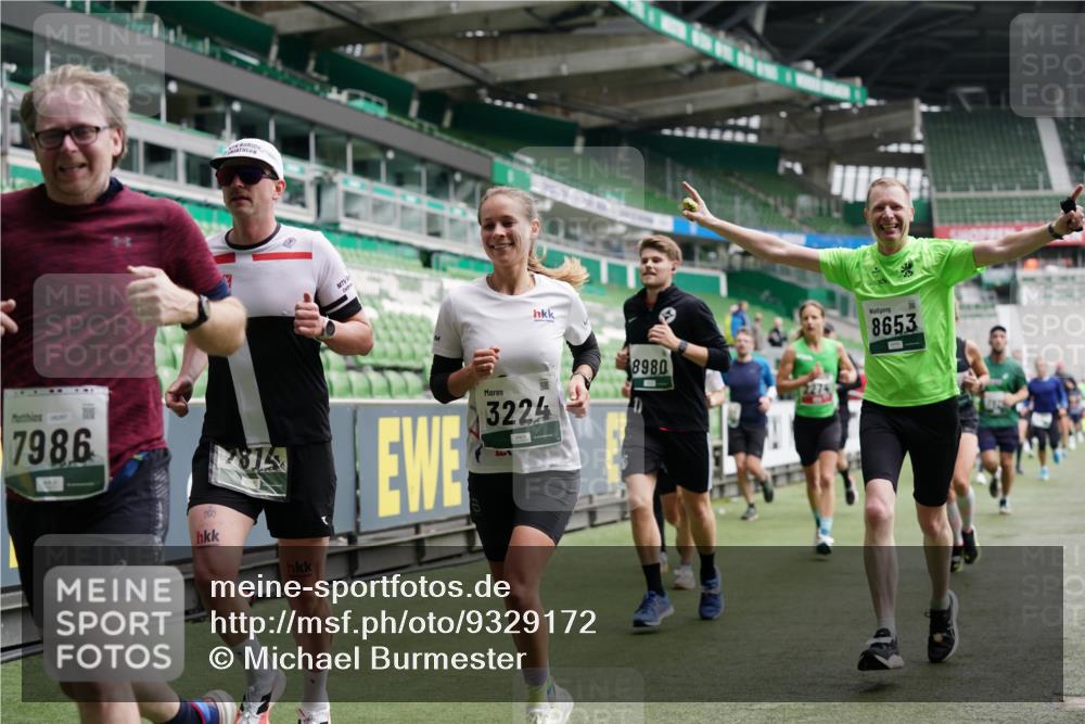 05.10.2025 - 20. swb-Marathon Bremen Michael Burmester http://msf.ph/oto/9329172 05.10.2025 12:54:34 Laufen im Stadion 53, 82, 104, 132, 250, 289, 319, 417, 504, 507, 524, 756, 944, 950, 1165, 1308, 1474, 1483, 1517, 1543, 1608, 1690, 1721, 1729, 1736, 1873, 1896, 1897, 1945, 1976, 2024, 2180, 2265, 2274, 2573, 2767, 2841, 3069, 3193, 3212, 3224, 3359, 3436, 3531, 3703, 3848, 3913, 4257, 4595, 4837, 4949, 4958, 5022, 5024, 5206, 5452, 5666, 5869, 5978, 6244, 6359, 6583, 6683, 6853, 7052, 7232, 7279, 7494, 7508, 7814, 7928, 7986, 8511, 8611, 8642, 8653, 8737, 89, 250, 368, 458, 1460, 1489 meine-sportfotos.de