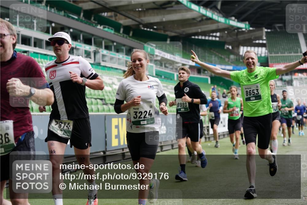 05.10.2025 - 20. swb-Marathon Bremen Michael Burmester http://msf.ph/oto/9329176 05.10.2025 12:54:34 Laufen im Stadion 53, 82, 104, 132, 250, 289, 319, 417, 504, 507, 524, 756, 944, 950, 1165, 1308, 1474, 1483, 1517, 1543, 1608, 1690, 1721, 1729, 1736, 1873, 1896, 1897, 1945, 1976, 2024, 2180, 2265, 2274, 2573, 2767, 2841, 3069, 3193, 3212, 3224, 3359, 3436, 3531, 3703, 3848, 3913, 4257, 4595, 4837, 4949, 4958, 5022, 5024, 5206, 5452, 5666, 5869, 5978, 6244, 6359, 6583, 6683, 6853, 7052, 7232, 7279, 7494, 7508, 7814, 7928, 7986, 8511, 8611, 8642, 8653, 8737, 89, 250, 368, 458, 1460, 1489 meine-sportfotos.de