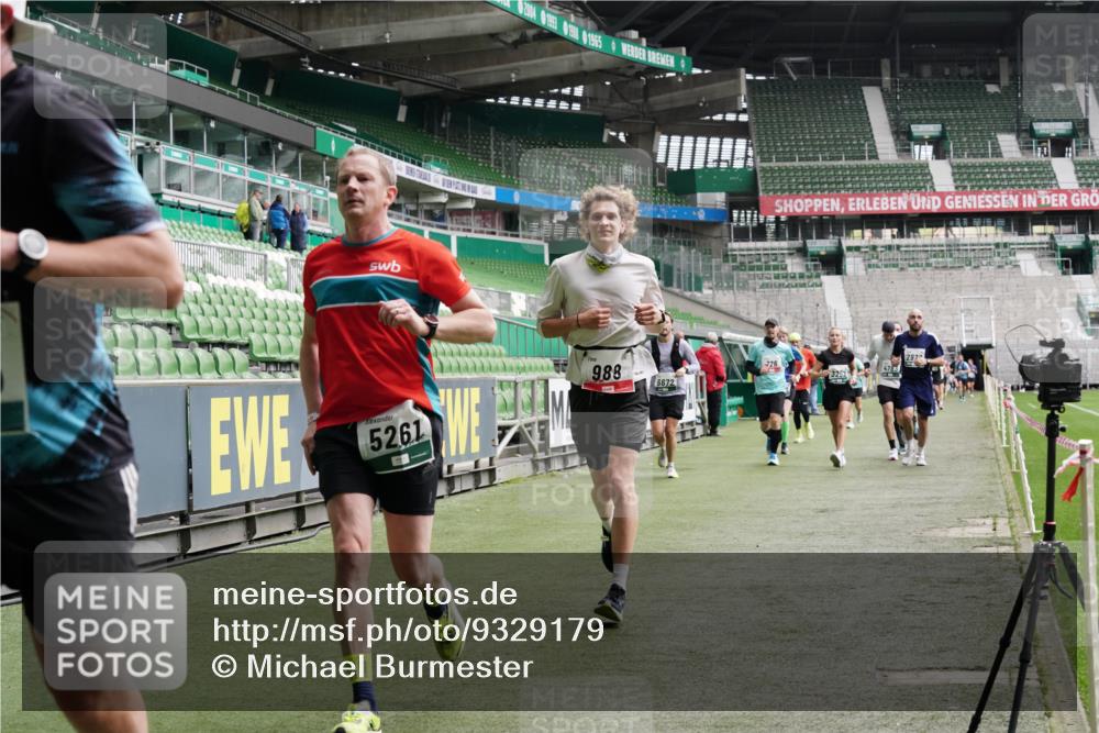 05.10.2025 - 20. swb-Marathon Bremen Michael Burmester http://msf.ph/oto/9329179 05.10.2025 12:58:29 Laufen im Stadion 90, 726, 846, 963, 988, 1503, 1619, 1716, 2158, 2496, 2648, 2662, 2734, 2821, 2893, 2922, 3252, 3254, 3373, 3467, 3573, 3602, 3615, 3791, 4102, 4287, 4389, 4401, 4446, 4522, 4709, 4747, 4783, 5163, 5214, 5261, 5313, 5562, 5645, 5728, 5808, 5878, 5917, 6007, 6113, 6161, 6317, 6326, 6525, 6672, 6675, 6676, 6944, 6999, 7038, 7053, 7588, 7813, 7976, 8091, 8113, 8328, 8379, 8539, 8576, 8827, 8972, 9112, 9151, 415, 1491, 2234, 2240, 2304, 3977, 7731, 7911, 8128 meine-sportfotos.de