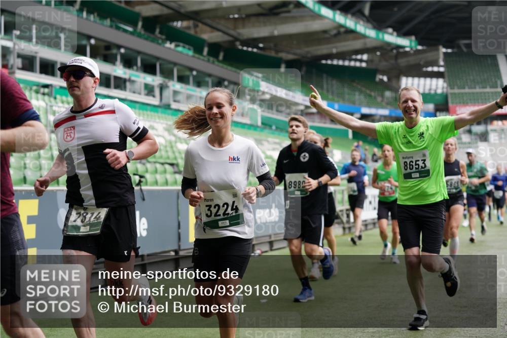 05.10.2025 - 20. swb-Marathon Bremen Michael Burmester http://msf.ph/oto/9329180 05.10.2025 12:54:34 Laufen im Stadion 53, 82, 104, 132, 250, 289, 319, 417, 504, 507, 524, 756, 944, 950, 1165, 1308, 1474, 1483, 1517, 1543, 1608, 1690, 1721, 1729, 1736, 1873, 1896, 1897, 1945, 1976, 2024, 2180, 2265, 2274, 2573, 2767, 2841, 3069, 3193, 3212, 3224, 3359, 3436, 3531, 3703, 3848, 3913, 4257, 4595, 4837, 4949, 4958, 5022, 5024, 5206, 5452, 5666, 5869, 5978, 6244, 6359, 6583, 6683, 6853, 7052, 7232, 7279, 7494, 7508, 7814, 7928, 7986, 8511, 8611, 8642, 8653, 8737, 89, 250, 368, 458, 1460, 1489 meine-sportfotos.de
