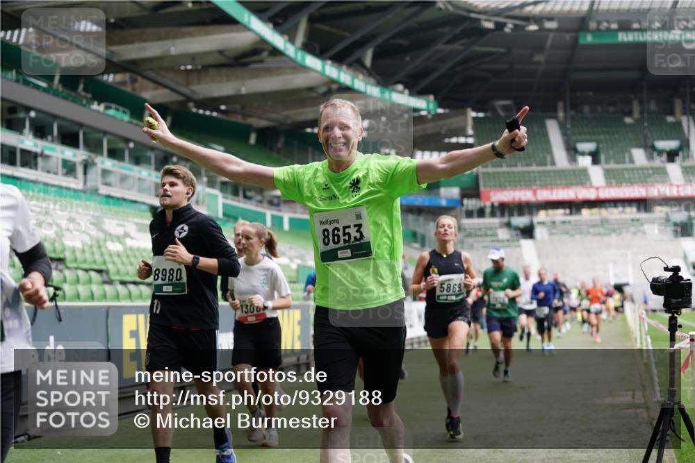 05.10.2025 - 20. swb-Marathon Bremen Michael Burmester http://msf.ph/oto/9329188 05.10.2025 12:54:35 Laufen im Stadion 53, 82, 104, 132, 169, 289, 319, 417, 504, 507, 524, 756, 944, 950, 1165, 1308, 1474, 1483, 1517, 1543, 1690, 1721, 1729, 1736, 1873, 1896, 1897, 1945, 1976, 2024, 2180, 2265, 2274, 2573, 2767, 2841, 3069, 3193, 3212, 3224, 3359, 3436, 3531, 3703, 3848, 3913, 4257, 4595, 4816, 4837, 4949, 4958, 5022, 5024, 5206, 5452, 5666, 5869, 5978, 6244, 6359, 6583, 6683, 6853, 7052, 7232, 7279, 7494, 7508, 7814, 7928, 7986, 8511, 8642, 8653, 8737, 89, 250, 368, 458, 1460, 1489 meine-sportfotos.de
