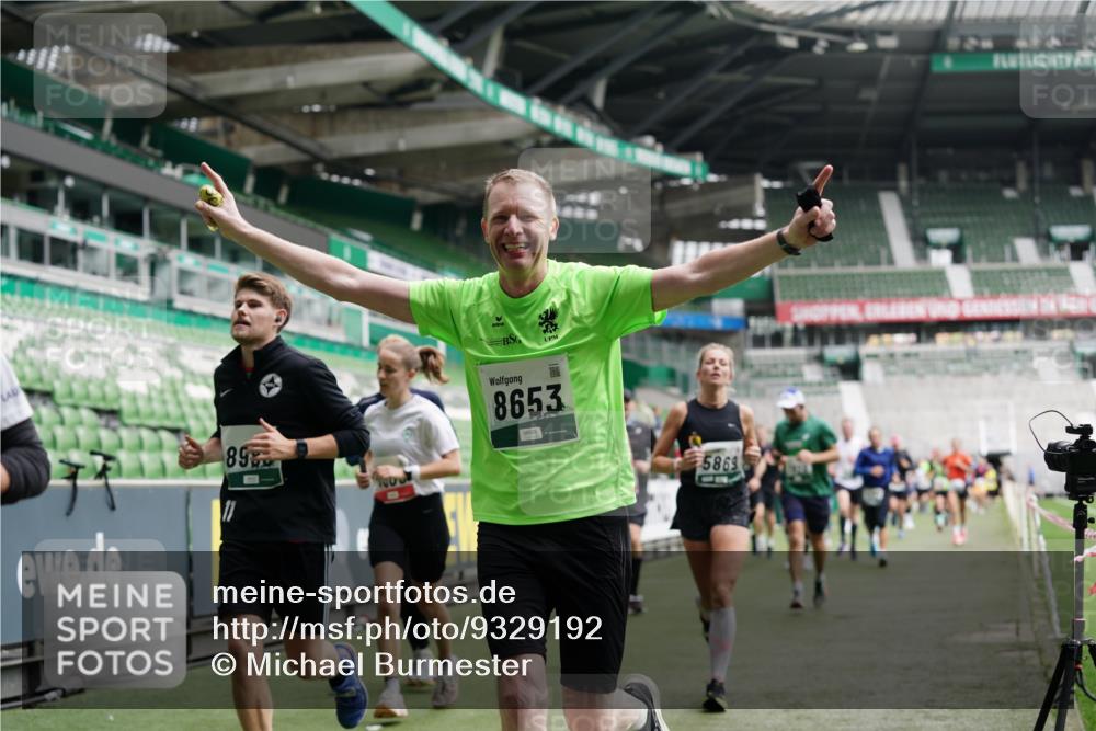 05.10.2025 - 20. swb-Marathon Bremen Michael Burmester http://msf.ph/oto/9329192 05.10.2025 12:54:35 Laufen im Stadion 53, 82, 104, 132, 169, 289, 319, 417, 504, 507, 524, 756, 944, 950, 1165, 1308, 1474, 1483, 1517, 1543, 1690, 1721, 1729, 1736, 1873, 1896, 1897, 1945, 1976, 2024, 2180, 2265, 2274, 2573, 2767, 2841, 3069, 3193, 3212, 3224, 3359, 3436, 3531, 3703, 3848, 3913, 4257, 4595, 4816, 4837, 4949, 4958, 5022, 5024, 5206, 5452, 5666, 5869, 5978, 6244, 6359, 6583, 6683, 6853, 7052, 7232, 7279, 7494, 7508, 7814, 7928, 7986, 8511, 8642, 8653, 8737, 89, 250, 368, 458, 1460, 1489 meine-sportfotos.de