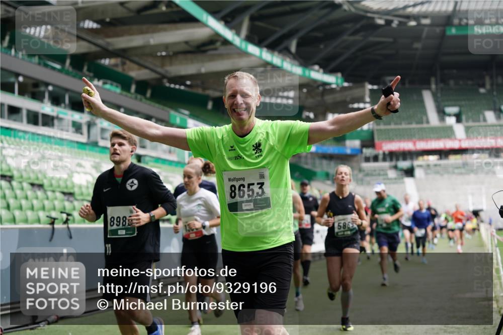 05.10.2025 - 20. swb-Marathon Bremen Michael Burmester http://msf.ph/oto/9329196 05.10.2025 12:54:35 Laufen im Stadion 53, 82, 104, 132, 169, 289, 319, 417, 504, 507, 524, 756, 944, 950, 1165, 1308, 1474, 1483, 1517, 1543, 1690, 1721, 1729, 1736, 1873, 1896, 1897, 1945, 1976, 2024, 2180, 2265, 2274, 2573, 2767, 2841, 3069, 3193, 3212, 3224, 3359, 3436, 3531, 3703, 3848, 3913, 4257, 4595, 4816, 4837, 4949, 4958, 5022, 5024, 5206, 5452, 5666, 5869, 5978, 6244, 6359, 6583, 6683, 6853, 7052, 7232, 7279, 7494, 7508, 7814, 7928, 7986, 8511, 8642, 8653, 8737, 89, 250, 368, 458, 1460, 1489 meine-sportfotos.de