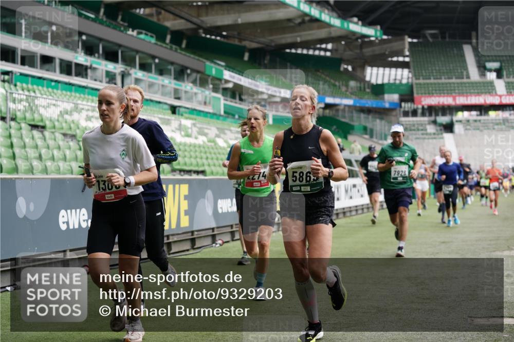 05.10.2025 - 20. swb-Marathon Bremen Michael Burmester http://msf.ph/oto/9329203 05.10.2025 12:54:36 Laufen im Stadion 53, 82, 104, 132, 169, 289, 319, 417, 504, 507, 524, 756, 944, 950, 1165, 1308, 1474, 1483, 1517, 1543, 1690, 1721, 1729, 1873, 1896, 1897, 1945, 1976, 2024, 2180, 2265, 2274, 2573, 2767, 2841, 3069, 3193, 3212, 3224, 3359, 3436, 3531, 3703, 3848, 3913, 4257, 4595, 4672, 4816, 4837, 4949, 4958, 5022, 5024, 5206, 5452, 5666, 5869, 5978, 6244, 6583, 6683, 6853, 7052, 7232, 7279, 7494, 7508, 7814, 7928, 7986, 8642, 8653, 8737, 89, 250, 368, 458, 1460, 1489 meine-sportfotos.de