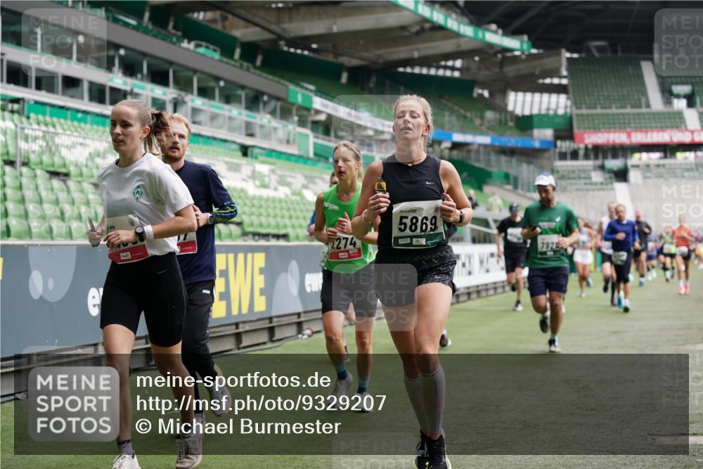 05.10.2025 - 20. swb-Marathon Bremen Michael Burmester http://msf.ph/oto/9329207 05.10.2025 12:54:36 Laufen im Stadion 53, 82, 104, 132, 169, 289, 319, 417, 504, 507, 524, 756, 944, 950, 1165, 1308, 1474, 1483, 1517, 1543, 1690, 1721, 1729, 1873, 1896, 1897, 1945, 1976, 2024, 2180, 2265, 2274, 2573, 2767, 2841, 3069, 3193, 3212, 3224, 3359, 3436, 3531, 3703, 3848, 3913, 4257, 4595, 4672, 4816, 4837, 4949, 4958, 5022, 5024, 5206, 5452, 5666, 5869, 5978, 6244, 6583, 6683, 6853, 7052, 7232, 7279, 7494, 7508, 7814, 7928, 7986, 8642, 8653, 8737, 89, 250, 368, 458, 1460, 1489 meine-sportfotos.de