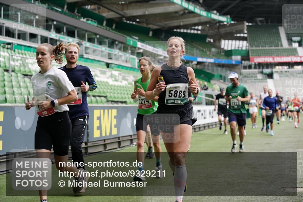 05.10.2025 - 20. swb-Marathon Bremen Michael Burmester http://msf.ph/oto/9329211 05.10.2025 12:54:36 Laufen im Stadion 53, 82, 104, 132, 169, 289, 319, 417, 504, 507, 524, 756, 944, 950, 1165, 1308, 1474, 1483, 1517, 1543, 1690, 1721, 1729, 1873, 1896, 1897, 1945, 1976, 2024, 2180, 2265, 2274, 2573, 2767, 2841, 3069, 3193, 3212, 3224, 3359, 3436, 3531, 3703, 3848, 3913, 4257, 4595, 4672, 4816, 4837, 4949, 4958, 5022, 5024, 5206, 5452, 5666, 5869, 5978, 6244, 6583, 6683, 6853, 7052, 7232, 7279, 7494, 7508, 7814, 7928, 7986, 8642, 8653, 8737, 89, 250, 368, 458, 1460, 1489 meine-sportfotos.de