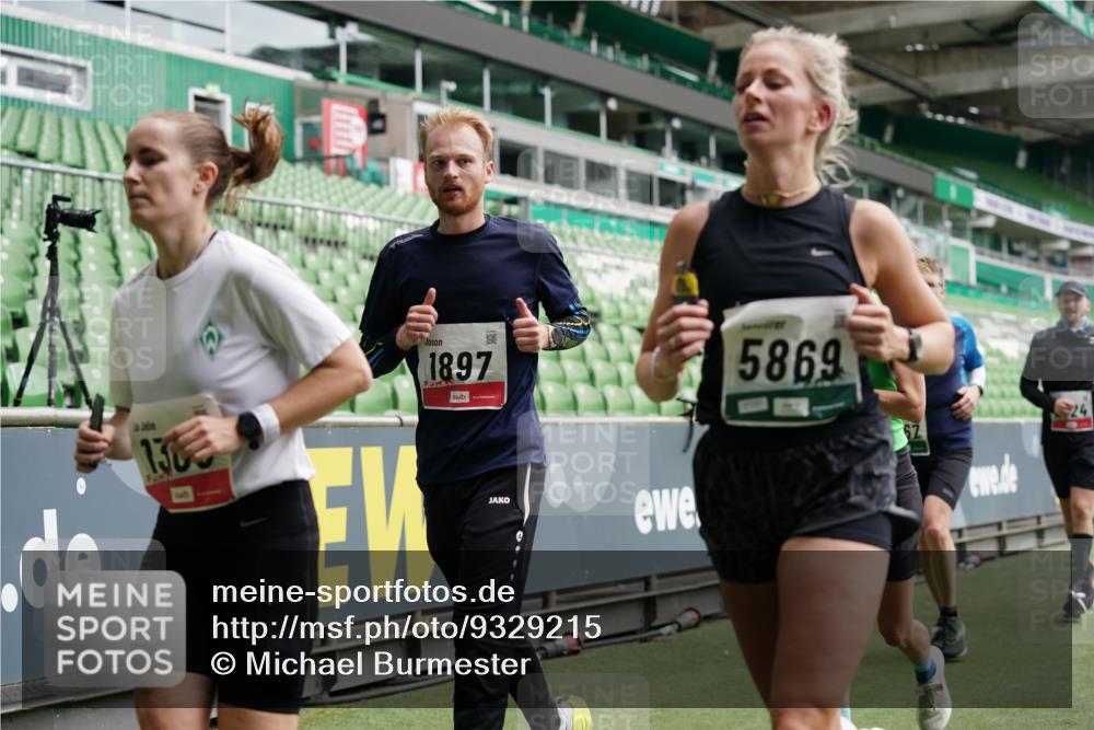 05.10.2025 - 20. swb-Marathon Bremen Michael Burmester http://msf.ph/oto/9329215 05.10.2025 12:54:37 Laufen im Stadion 53, 82, 104, 124, 132, 169, 289, 319, 417, 504, 507, 524, 756, 944, 950, 1165, 1308, 1474, 1483, 1517, 1543, 1690, 1721, 1729, 1873, 1896, 1897, 1945, 1976, 2024, 2180, 2265, 2274, 2573, 2767, 2841, 3069, 3193, 3212, 3224, 3359, 3436, 3531, 3703, 3848, 3913, 4257, 4595, 4672, 4816, 4837, 4949, 4958, 5022, 5206, 5452, 5666, 5869, 5978, 6244, 6583, 6683, 6853, 7052, 7232, 7279, 7494, 7508, 7814, 7928, 7986, 8642, 8653, 8737, 89, 250, 368, 458, 1460, 1489 meine-sportfotos.de