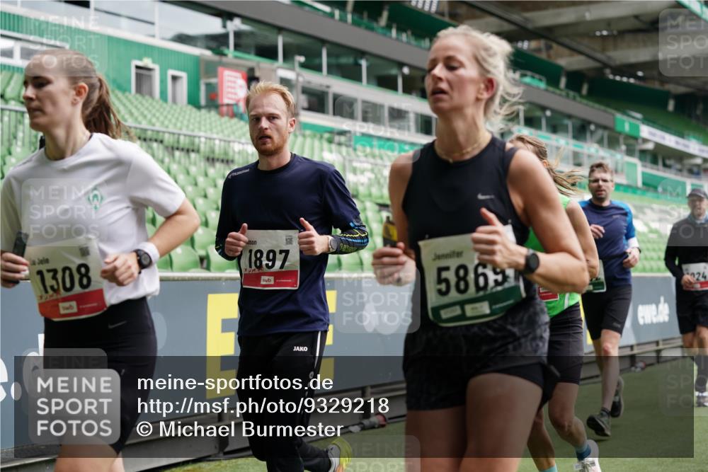 05.10.2025 - 20. swb-Marathon Bremen Michael Burmester http://msf.ph/oto/9329218 05.10.2025 12:54:37 Laufen im Stadion 53, 82, 104, 124, 132, 169, 289, 319, 417, 504, 507, 524, 756, 944, 950, 1165, 1308, 1474, 1483, 1517, 1543, 1690, 1721, 1729, 1873, 1896, 1897, 1945, 1976, 2024, 2180, 2265, 2274, 2573, 2767, 2841, 3069, 3193, 3212, 3224, 3359, 3436, 3531, 3703, 3848, 3913, 4257, 4595, 4672, 4816, 4837, 4949, 4958, 5022, 5206, 5452, 5666, 5869, 5978, 6244, 6583, 6683, 6853, 7052, 7232, 7279, 7494, 7508, 7814, 7928, 7986, 8642, 8653, 8737, 89, 250, 368, 458, 1460, 1489 meine-sportfotos.de