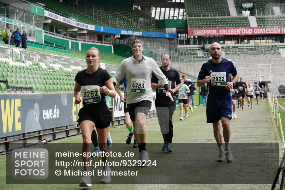 05.10.2025 - 20. swb-Marathon Bremen Michael Burmester http://msf.ph/oto/9329224 05.10.2025 12:58:33 Laufen im Stadion 90, 586, 726, 846, 963, 988, 1229, 1503, 1619, 1716, 2158, 2496, 2648, 2734, 2821, 2893, 2922, 3252, 3254, 3373, 3467, 3573, 3602, 3615, 3791, 4095, 4287, 4389, 4446, 4522, 4709, 4747, 4783, 5163, 5214, 5261, 5313, 5562, 5728, 5808, 5878, 5917, 6007, 6113, 6161, 6317, 6326, 6672, 6675, 6676, 6944, 6999, 7038, 7053, 7588, 7813, 7976, 8091, 8113, 8328, 8379, 8539, 8576, 8827, 8972, 9112, 9151, 415, 1491, 2234, 2240, 2304, 2662, 3977, 4102, 7731, 7911, 8128 meine-sportfotos.de