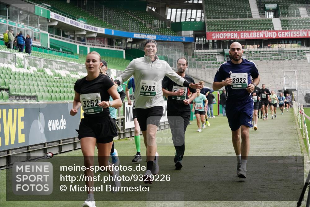 05.10.2025 - 20. swb-Marathon Bremen Michael Burmester http://msf.ph/oto/9329226 05.10.2025 12:58:33 Laufen im Stadion 90, 586, 726, 846, 963, 988, 1229, 1503, 1619, 1716, 2158, 2496, 2648, 2734, 2821, 2893, 2922, 3252, 3254, 3373, 3467, 3573, 3602, 3615, 3791, 4095, 4287, 4389, 4446, 4522, 4709, 4747, 4783, 5163, 5214, 5261, 5313, 5562, 5728, 5808, 5878, 5917, 6007, 6113, 6161, 6317, 6326, 6672, 6675, 6676, 6944, 6999, 7038, 7053, 7588, 7813, 7976, 8091, 8113, 8328, 8379, 8539, 8576, 8827, 8972, 9112, 9151, 415, 1491, 2234, 2240, 2304, 2662, 3977, 4102, 7731, 7911, 8128 meine-sportfotos.de