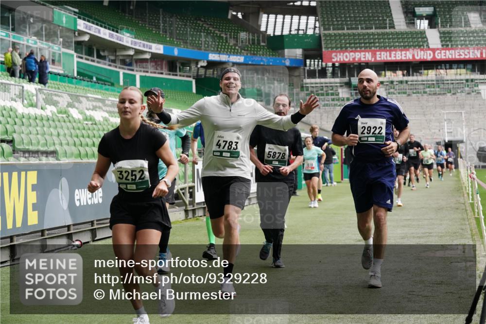 05.10.2025 - 20. swb-Marathon Bremen Michael Burmester http://msf.ph/oto/9329228 05.10.2025 12:58:34 Laufen im Stadion 90, 586, 726, 846, 963, 988, 1229, 1503, 1619, 1716, 2158, 2496, 2648, 2734, 2821, 2893, 2922, 3252, 3254, 3373, 3467, 3573, 3602, 3615, 3791, 4095, 4113, 4389, 4446, 4522, 4709, 4747, 4783, 5163, 5214, 5261, 5313, 5728, 5808, 5878, 5917, 6007, 6113, 6161, 6317, 6326, 6561, 6672, 6675, 6676, 6944, 6999, 7038, 7053, 7588, 7813, 7976, 8091, 8113, 8328, 8379, 8539, 8576, 8827, 8972, 9112, 9151, 415, 1491, 2234, 2240, 2304, 2662, 3977, 4102, 7731, 7911, 8128 meine-sportfotos.de