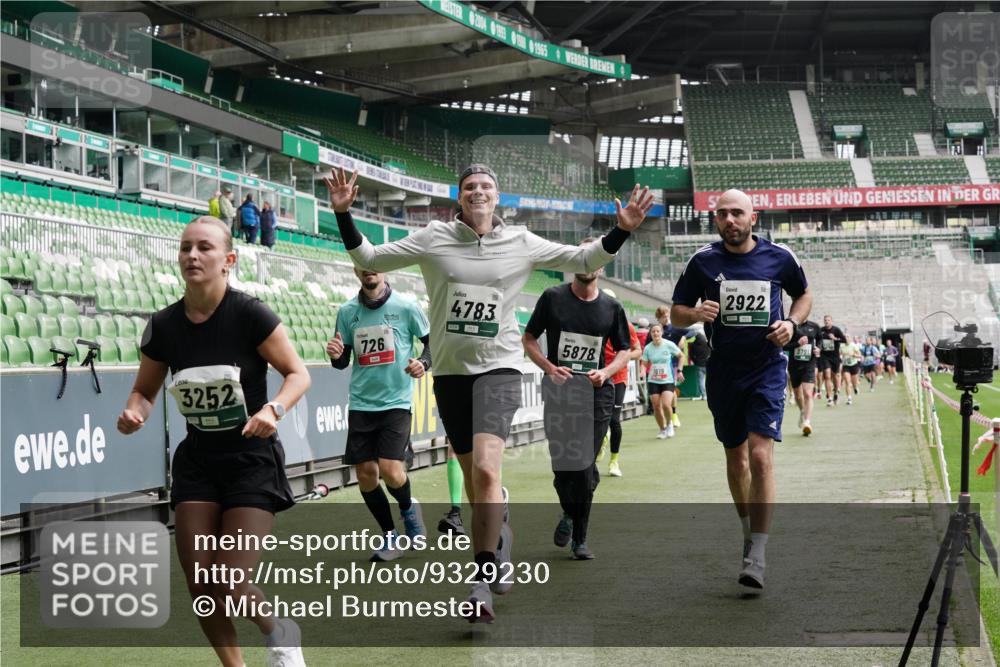 05.10.2025 - 20. swb-Marathon Bremen Michael Burmester http://msf.ph/oto/9329230 05.10.2025 12:58:34 Laufen im Stadion 90, 586, 726, 846, 963, 988, 1229, 1503, 1619, 1716, 2158, 2496, 2648, 2734, 2821, 2893, 2922, 3252, 3254, 3373, 3467, 3573, 3602, 3615, 3791, 4095, 4113, 4389, 4446, 4522, 4709, 4747, 4783, 5163, 5214, 5261, 5313, 5728, 5808, 5878, 5917, 6007, 6113, 6161, 6317, 6326, 6561, 6672, 6675, 6676, 6944, 6999, 7038, 7053, 7588, 7813, 7976, 8091, 8113, 8328, 8379, 8539, 8576, 8827, 8972, 9112, 9151, 415, 1491, 2234, 2240, 2304, 2662, 3977, 4102, 7731, 7911, 8128 meine-sportfotos.de