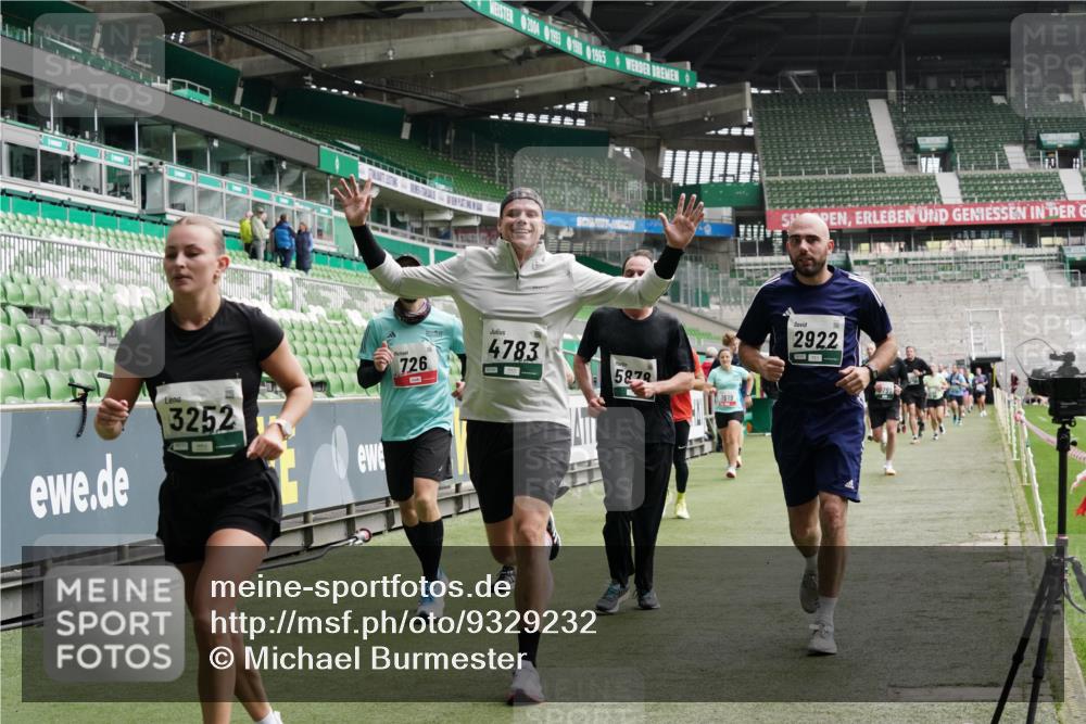 05.10.2025 - 20. swb-Marathon Bremen Michael Burmester http://msf.ph/oto/9329232 05.10.2025 12:58:34 Laufen im Stadion 90, 586, 726, 846, 963, 988, 1229, 1503, 1619, 1716, 2158, 2496, 2648, 2734, 2821, 2893, 2922, 3252, 3254, 3373, 3467, 3573, 3602, 3615, 3791, 4095, 4113, 4389, 4446, 4522, 4709, 4747, 4783, 5163, 5214, 5261, 5313, 5728, 5808, 5878, 5917, 6007, 6113, 6161, 6317, 6326, 6561, 6672, 6675, 6676, 6944, 6999, 7038, 7053, 7588, 7813, 7976, 8091, 8113, 8328, 8379, 8539, 8576, 8827, 8972, 9112, 9151, 415, 1491, 2234, 2240, 2304, 2662, 3977, 4102, 7731, 7911, 8128 meine-sportfotos.de