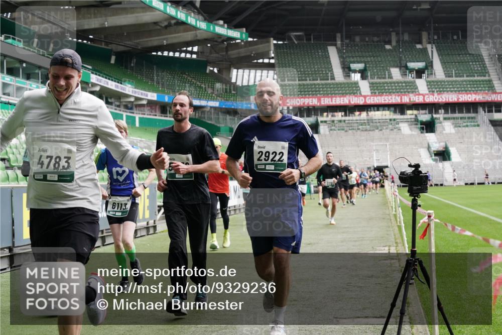 05.10.2025 - 20. swb-Marathon Bremen Michael Burmester http://msf.ph/oto/9329236 05.10.2025 12:58:35 Laufen im Stadion 90, 586, 726, 846, 963, 988, 1229, 1503, 1619, 1716, 2158, 2496, 2648, 2734, 2821, 2893, 2922, 3252, 3254, 3373, 3467, 3573, 3602, 3615, 3791, 4095, 4113, 4389, 4446, 4522, 4709, 4747, 4783, 5163, 5214, 5261, 5313, 5722, 5728, 5808, 5878, 5917, 6007, 6113, 6161, 6317, 6326, 6561, 6672, 6675, 6676, 6944, 7038, 7053, 7588, 7813, 7976, 8091, 8113, 8328, 8379, 8539, 8576, 8827, 8972, 9112, 9151, 415, 1491, 2234, 2240, 2304, 2662, 3977, 4102, 7731, 7911, 8128 meine-sportfotos.de