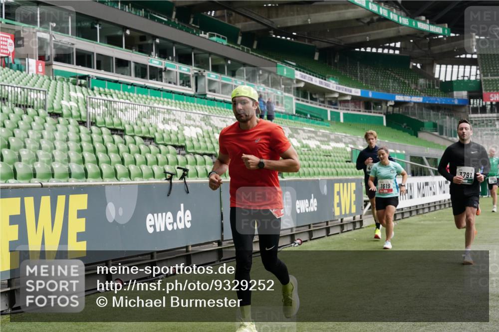 05.10.2025 - 20. swb-Marathon Bremen Michael Burmester http://msf.ph/oto/9329252 05.10.2025 12:58:39 Laufen im Stadion 90, 586, 726, 846, 963, 988, 1229, 1503, 1619, 1716, 2158, 2496, 2648, 2734, 2821, 2893, 2922, 3141, 3252, 3254, 3373, 3467, 3573, 3602, 3615, 3791, 4095, 4113, 4389, 4446, 4522, 4709, 4783, 4967, 5163, 5214, 5261, 5313, 5722, 5808, 5878, 5917, 6007, 6113, 6161, 6326, 6561, 6624, 6672, 6675, 6676, 6944, 7038, 7311, 7312, 7588, 7813, 7976, 8091, 8113, 8328, 8355, 8379, 8539, 8576, 8972, 9112, 9151, 415, 2234, 2240, 2662, 3977, 4102, 7731, 7911 meine-sportfotos.de