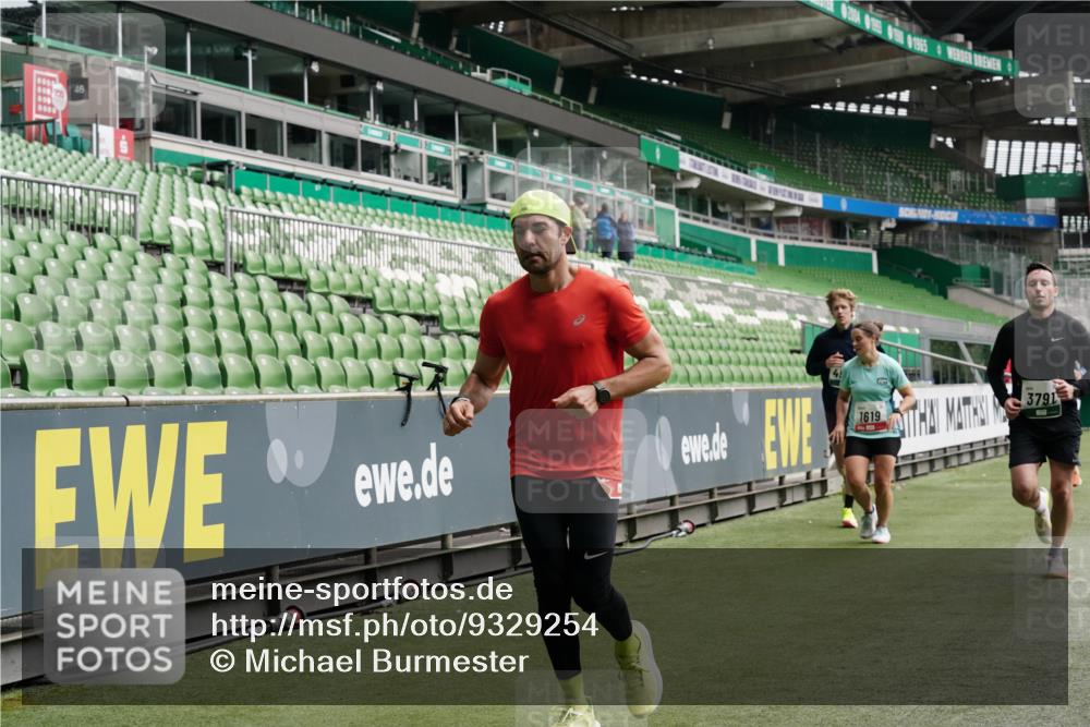 05.10.2025 - 20. swb-Marathon Bremen Michael Burmester http://msf.ph/oto/9329254 05.10.2025 12:58:39 Laufen im Stadion 90, 586, 726, 846, 963, 988, 1229, 1503, 1619, 1716, 2158, 2496, 2648, 2734, 2821, 2893, 2922, 3141, 3252, 3254, 3373, 3467, 3573, 3602, 3615, 3791, 4095, 4113, 4389, 4446, 4522, 4709, 4783, 4967, 5163, 5214, 5261, 5313, 5722, 5808, 5878, 5917, 6007, 6113, 6161, 6326, 6561, 6624, 6672, 6675, 6676, 6944, 7038, 7311, 7312, 7588, 7813, 7976, 8091, 8113, 8328, 8355, 8379, 8539, 8576, 8972, 9112, 9151, 415, 2234, 2240, 2662, 3977, 4102, 7731, 7911 meine-sportfotos.de