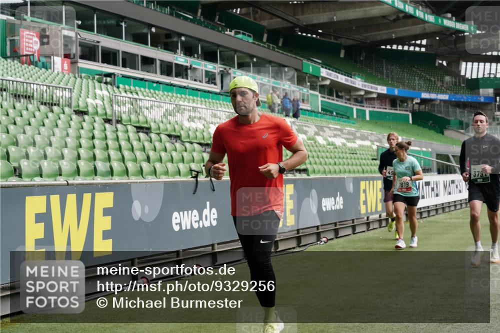 05.10.2025 - 20. swb-Marathon Bremen Michael Burmester http://msf.ph/oto/9329256 05.10.2025 12:58:39 Laufen im Stadion 90, 586, 726, 846, 963, 988, 1229, 1503, 1619, 1716, 2158, 2496, 2648, 2734, 2821, 2893, 2922, 3141, 3252, 3254, 3373, 3467, 3573, 3602, 3615, 3791, 4095, 4113, 4389, 4446, 4522, 4709, 4783, 4967, 5163, 5214, 5261, 5313, 5722, 5808, 5878, 5917, 6007, 6113, 6161, 6326, 6561, 6624, 6672, 6675, 6676, 6944, 7038, 7311, 7312, 7588, 7813, 7976, 8091, 8113, 8328, 8355, 8379, 8539, 8576, 8972, 9112, 9151, 415, 2234, 2240, 2662, 3977, 4102, 7731, 7911 meine-sportfotos.de