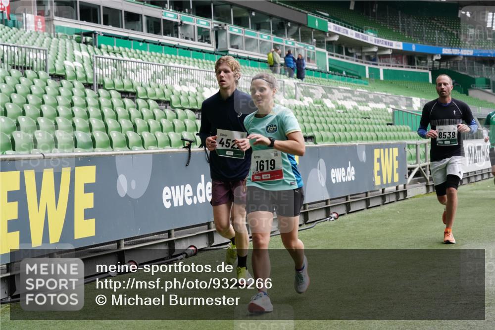 05.10.2025 - 20. swb-Marathon Bremen Michael Burmester http://msf.ph/oto/9329266 05.10.2025 12:58:42 Laufen im Stadion 90, 219, 586, 726, 846, 963, 988, 1229, 1503, 1619, 1716, 2158, 2496, 2648, 2734, 2821, 2893, 2922, 3141, 3252, 3254, 3373, 3467, 3573, 3602, 3615, 3791, 4095, 4113, 4389, 4446, 4522, 4709, 4783, 4909, 4967, 5123, 5163, 5214, 5261, 5313, 5584, 5722, 5808, 5878, 5891, 5917, 6007, 6113, 6326, 6561, 6624, 6672, 6675, 6676, 6944, 7038, 7185, 7311, 7312, 7550, 7813, 7976, 8091, 8113, 8247, 8328, 8355, 8379, 8539, 8576, 8972, 9112, 415, 2234, 2240, 2648, 2662, 4102, 7731 meine-sportfotos.de