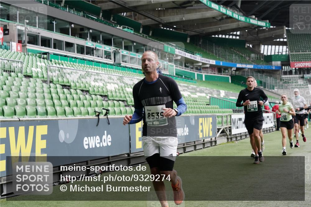 05.10.2025 - 20. swb-Marathon Bremen Michael Burmester http://msf.ph/oto/9329274 05.10.2025 12:58:43 Laufen im Stadion 90, 219, 586, 726, 846, 963, 988, 1229, 1503, 1619, 1716, 2158, 2496, 2734, 2797, 2821, 2893, 2922, 3141, 3252, 3254, 3373, 3467, 3573, 3602, 3615, 3791, 4095, 4113, 4389, 4446, 4522, 4709, 4783, 4909, 4967, 5123, 5163, 5214, 5261, 5313, 5584, 5722, 5808, 5878, 5891, 5917, 6007, 6113, 6326, 6561, 6624, 6672, 6675, 6676, 6944, 7038, 7185, 7311, 7312, 7550, 7813, 7976, 8113, 8247, 8328, 8355, 8379, 8539, 8576, 8972, 9112, 415, 2234, 2240, 2648, 2662, 4102 meine-sportfotos.de