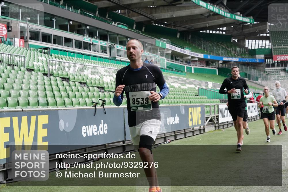 05.10.2025 - 20. swb-Marathon Bremen Michael Burmester http://msf.ph/oto/9329276 05.10.2025 12:58:44 Laufen im Stadion 90, 219, 586, 667, 726, 846, 963, 988, 1229, 1503, 1619, 1716, 2158, 2496, 2734, 2797, 2821, 2893, 2922, 3141, 3252, 3254, 3373, 3467, 3573, 3602, 3615, 3791, 4095, 4113, 4389, 4446, 4522, 4709, 4783, 4909, 4967, 5123, 5163, 5214, 5261, 5313, 5584, 5722, 5808, 5878, 5891, 5917, 6007, 6113, 6326, 6561, 6624, 6672, 6675, 6676, 6882, 6944, 7038, 7169, 7185, 7311, 7312, 7550, 7813, 7976, 8113, 8247, 8328, 8355, 8379, 8539, 8576, 8972, 9112, 415, 2234, 2240, 2648, 2662, 2893, 4102 meine-sportfotos.de