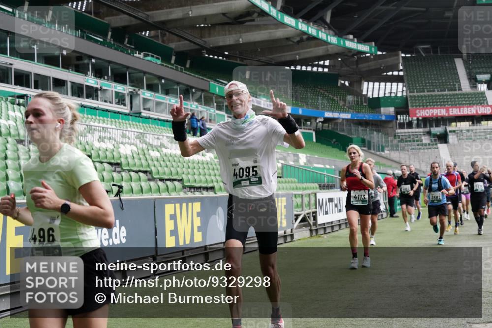 05.10.2025 - 20. swb-Marathon Bremen Michael Burmester http://msf.ph/oto/9329298 05.10.2025 12:58:48 Laufen im Stadion 90, 219, 586, 667, 726, 846, 963, 988, 1229, 1503, 1619, 1716, 1843, 2158, 2496, 2734, 2797, 2821, 2922, 3141, 3252, 3254, 3373, 3467, 3573, 3602, 3615, 3791, 4095, 4113, 4446, 4522, 4709, 4783, 4909, 4967, 5123, 5214, 5261, 5530, 5584, 5722, 5808, 5878, 5891, 5917, 6007, 6113, 6561, 6624, 6672, 6675, 6676, 6882, 6944, 7038, 7169, 7185, 7311, 7312, 7550, 7813, 7976, 8247, 8328, 8355, 8379, 8539, 8576, 8972, 9024, 9112, 2240, 2648, 2662, 2893, 4102, 4389, 5313 meine-sportfotos.de