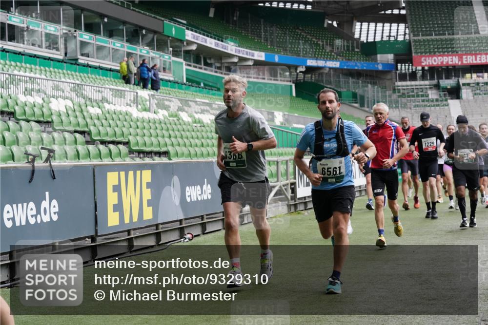 05.10.2025 - 20. swb-Marathon Bremen Michael Burmester http://msf.ph/oto/9329310 05.10.2025 12:58:50 Laufen im Stadion 90, 219, 586, 667, 726, 963, 988, 1229, 1503, 1619, 1716, 1843, 1854, 2496, 2734, 2797, 2821, 2922, 2941, 3141, 3252, 3254, 3373, 3467, 3573, 3602, 3615, 3791, 4095, 4113, 4446, 4522, 4709, 4783, 4827, 4909, 4967, 5123, 5214, 5261, 5530, 5584, 5722, 5808, 5878, 5891, 5917, 6007, 6113, 6561, 6624, 6672, 6675, 6676, 6882, 6944, 7038, 7169, 7185, 7311, 7312, 7550, 7813, 7976, 8247, 8328, 8355, 8379, 8539, 8972, 9024, 9112, 846, 2158, 2648, 2662, 2893, 4102, 4389, 4446, 5313 meine-sportfotos.de