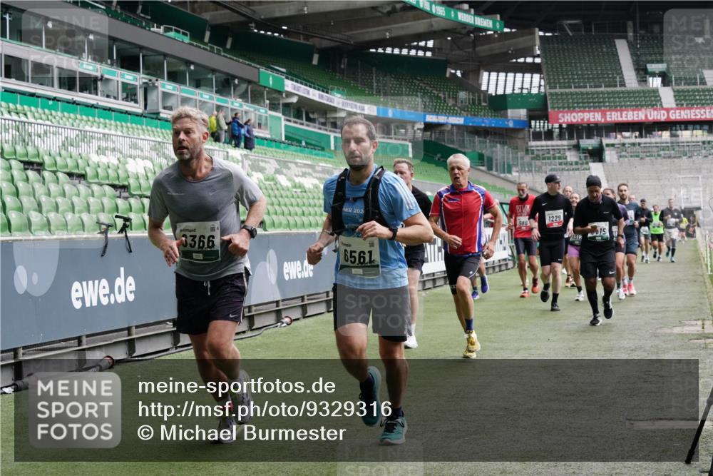 05.10.2025 - 20. swb-Marathon Bremen Michael Burmester http://msf.ph/oto/9329316 05.10.2025 12:58:51 Laufen im Stadion 90, 219, 586, 667, 726, 963, 988, 1229, 1503, 1619, 1716, 1843, 1854, 2496, 2734, 2797, 2821, 2922, 2941, 3141, 3252, 3254, 3373, 3467, 3573, 3602, 3615, 3791, 4095, 4113, 4522, 4709, 4783, 4827, 4909, 4967, 5123, 5214, 5261, 5530, 5584, 5722, 5808, 5878, 5891, 5917, 6007, 6113, 6561, 6624, 6672, 6675, 6676, 6882, 6944, 7038, 7169, 7185, 7311, 7312, 7550, 7813, 7976, 8214, 8247, 8328, 8355, 8379, 8539, 8972, 9024, 9112, 846, 2158, 2648, 2662, 2893, 4102, 4389, 4446, 5313 meine-sportfotos.de